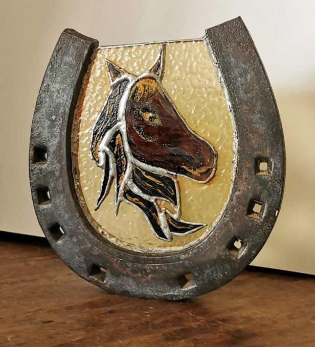Cheval dans fer à cheval 