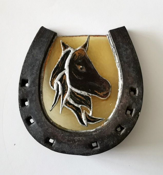 Cheval dans fer à cheval 